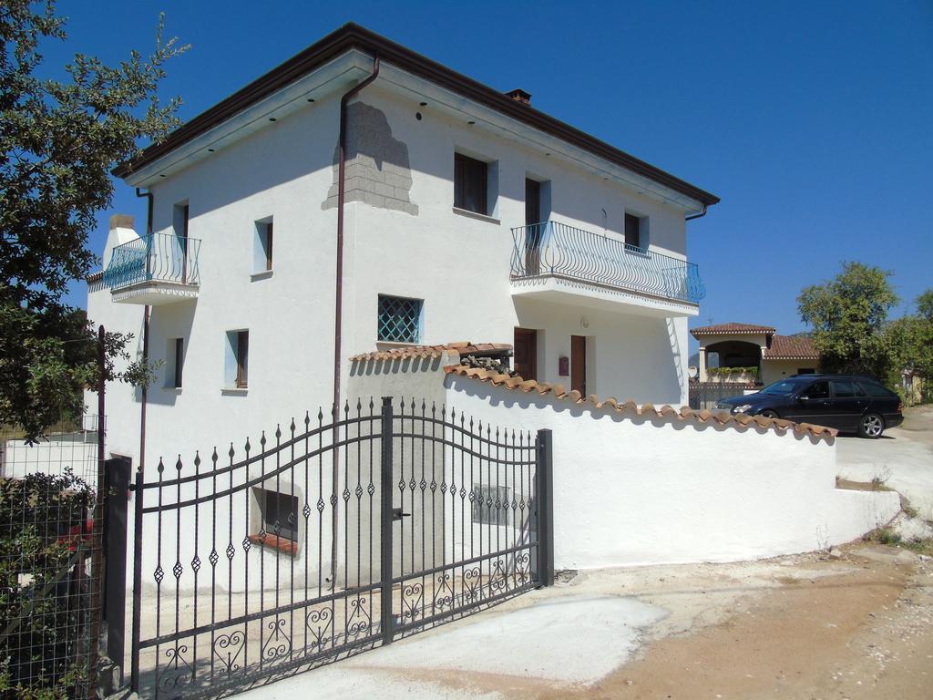 B&Birs Oliena Bagian luar foto